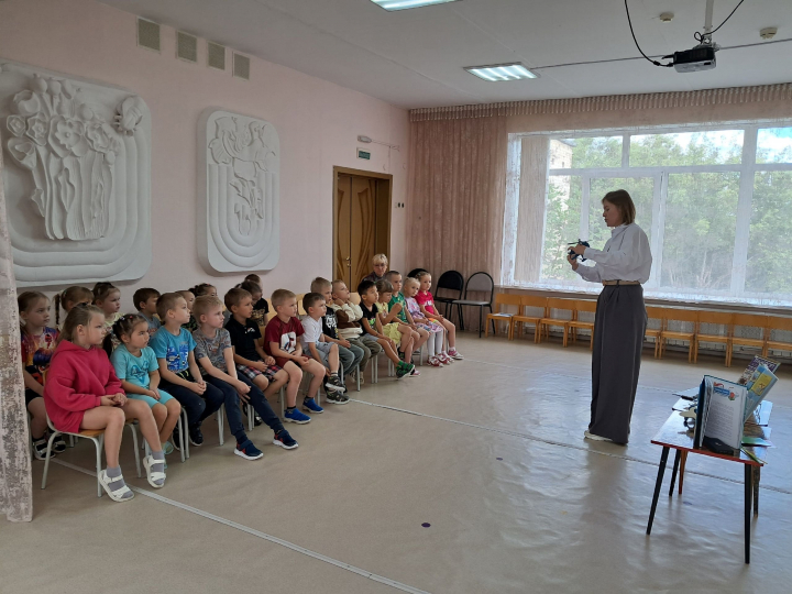 Почему вертолёт может висеть в воздухе?
